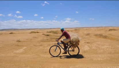 Un indígena wayúu circula en bicicleta en La Guajira.