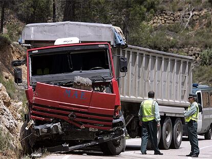 Camión accidentado en Sorita del Maestrat