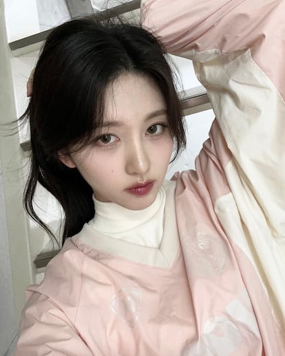 La cantante Gaeul mostró en redes una versión en rosa de la camiseta.