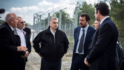 Orbán (centro) y Salvini (con corbata), el pasado jueves en la frontera serbohúngara. 