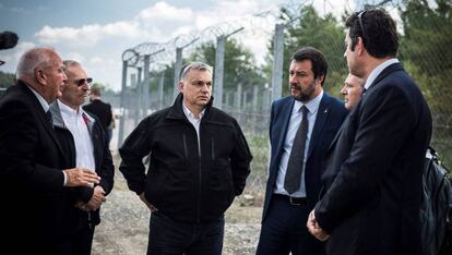 Orbán (centro) y Salvini (con corbata), el pasado jueves en la frontera serbohúngara.