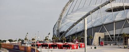 Puestos de venta de cerveza de Budweiser en el exterior de uno de los estadios del Mundial de Qatar.