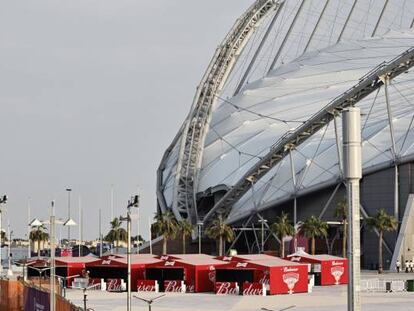 Puestos de venta de cerveza de Budweiser en el exterior de uno de los estadios del Mundial de Qatar.