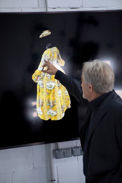 Javier Toledo muestra en una pantalla la digitalización de un watteau dress procedente de la colección antigua de Peris Costumes.
