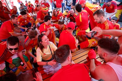 Seguidores españoles se concentran este domingo por el centro de Berlín (Alemania).