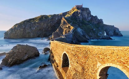 San Juan de Gaztelugatxe, un islote situado en la costa de Bermeo que cuenta con un castillo de roca sobre el mar.
