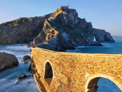 San Juan de Gaztelugatxe, un islote situado en la costa de Bermeo que cuenta con un castillo de roca sobre el mar.