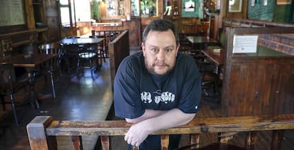 Carlos Davalillo, propietario de la Green Tavern, un pub irlandés de aire clásico en Madrid.