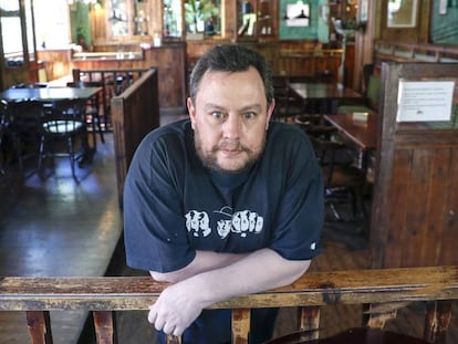 Carlos Davalillo, propietario de la Green Tavern, un pub irlandés de aire clásico en Madrid.