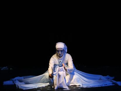 Zahra Sabri, durante la representación de su montaje <i>The Earth and the Universe.</i>