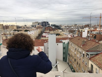 Patio de manzana en el barrio madrileño de Prosperidad en el que se construyen 38 cocinas industriales, con la chimenea al fondo.