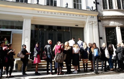 Colas para entrar en la primera tienda de Victoria Beckham, abierta este jueves en Londres.