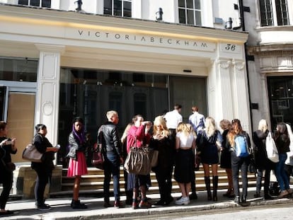 Colas para entrar en la primera tienda de Victoria Beckham, abierta este jueves en Londres.