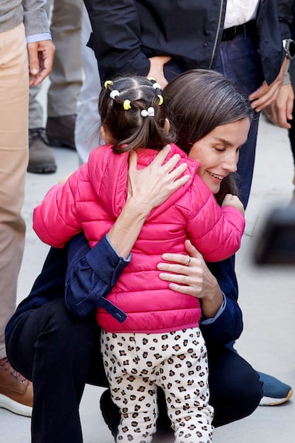 La reina Letizia saluda a una niña durante su visita a la localidad valenciana de Chiva, este martes.