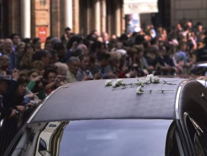 Hundreds of people line the streets of Seville as the funeral car of the Duchess of Alba passes. 