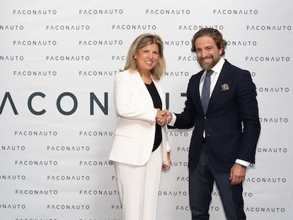 Marta Blázquez, nueva presidenta de Faconauto, junto a Gerardo Pérez, su antecesor en el cargo.