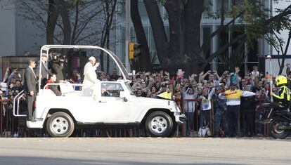 El Papa recorrió el Paseo de la Reforma, una de las avenida más importantes de la capital. El paseo ciclista fue cancelado por la visita del Pontífice.