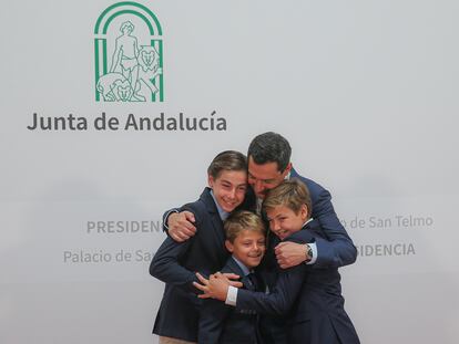 El presidente de la Junta de Andalucía, Juanma Moreno, abraza a sus tres hijos hoy sábado tras jurar el cargo para un nuevo mandato en un acto que se ha desarrollado ante la fachada del Palacio de San Telmo de Sevilla, sede de la Presidencia.