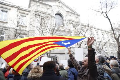 Grupos de personas durante la concentracion que protagonizaron ante la sede del Tribunal Supremo que  juzga al exconseller de Presidencia de la Generalitat de Catalu&ntilde;a Francesc Homs. 