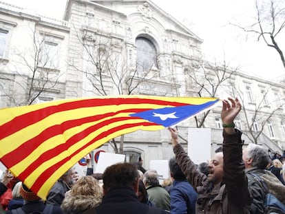 Grupos de personas durante la concentracion que protagonizaron ante la sede del Tribunal Supremo que  juzga al exconseller de Presidencia de la Generalitat de Catalu&ntilde;a Francesc Homs. 