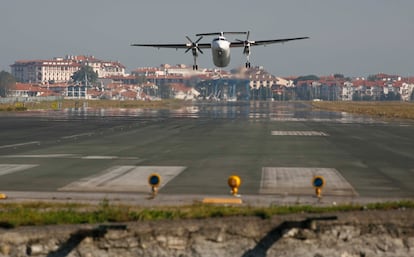 Un avión se dispone a despegar del aeropuerto de Hondarribia, con Hendaya (Francia) al fondo.