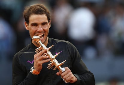 El tenista Rafael Nadal muerde el trofeo que le acredita como campeón del Mutua Madrid Open.