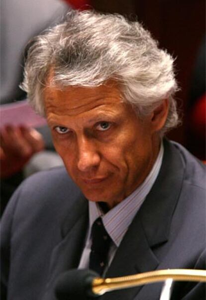 El primer ministro francés, Dominique de Villepin, durante la sesión de hoy de la Asamblea Nacional, en París.