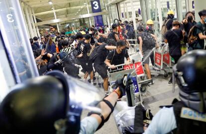 La autoridad aeroportuaria ha confirmado en un nuevo aviso que se cancelarán todos los vuelos que no hubiesen completado el proceso de facturación antes de las 16.30 (hora local). Además, solo podrán aterrizar los aviones que ya están en ruta, según la agencia de noticias DPA.