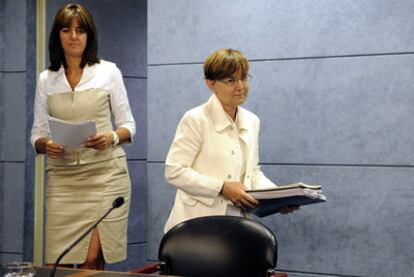 La consejera de Justicia y Administración Pública, Idoia Mendia (izquierda), junto con la titular de Empleo, Gemma Zabaleta, en una rueda de prensa posterior a la reunión semanal del Consejo de Gobierno.