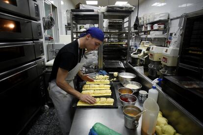 La Seguridad Social ha sumado 540.655 afiliados más, la mayor subida desde 2006, y un incremento del 3,12%. En la imagen, un trabajador de una pastelería de la calle Ferraz, en Madrid.