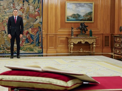 Pedro Sánchez, tras prometer su cargo de presidente del Gobierno ante el rey Felipe VI, este viernes.