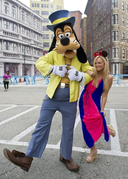 La Spice Girl Emma Bunton, junto a Goofy en Eurodiseny, en verano de 2012.