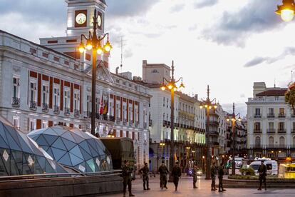 Soldados del ejército español desplegados en la Puerta del Sol de Madrid el 17 de marzo de 2020.
 