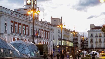 Soldados del ejército español desplegados en la Puerta del Sol de Madrid el 17 de marzo de 2020.
 