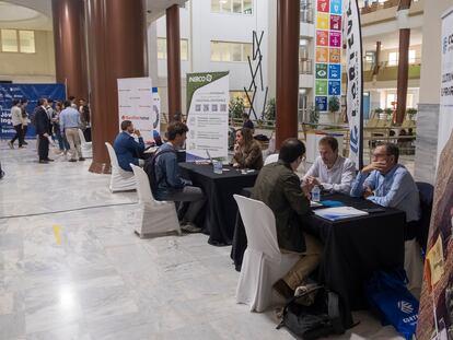 Entrevistas de trabajo exprés entre empresas y estudiantes de Ingeniería en la Escuela Técnica Superior de Ingeniería de Sevilla.