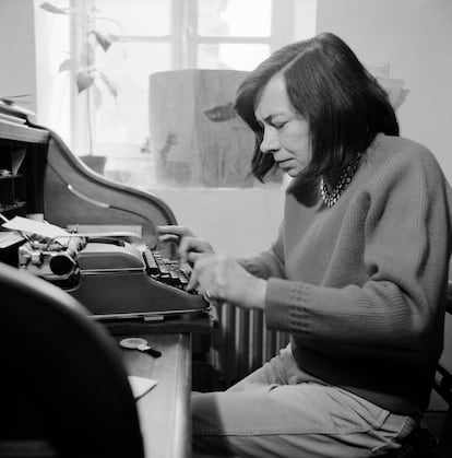 Patricia Highsmith, en 1970 en su casa de Montmachoux, cerca de París.