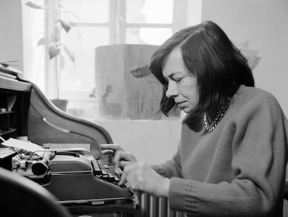 Patricia Highsmith, en 1970 en su casa de Montmachoux, cerca de París.