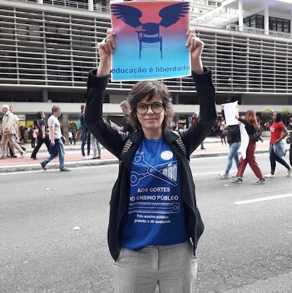 "Educação é liberdade", diz o cartaz exibido em São Paulo.