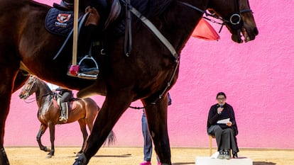 Caballos trotan junto a Marina Abramović durante la presentación de su performance.