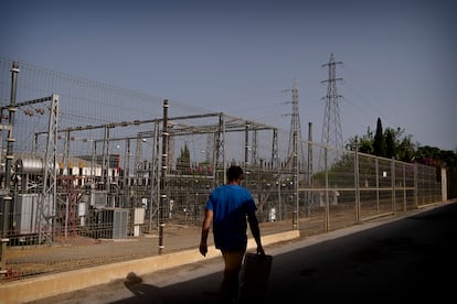 Un tendido eléctrico en Sanlúcar la Mayor, Sevilla.