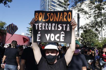 Manifestante em ato a favor da democracia, em São Paulo, carrega cartaz com dizeres: "Bolsonaro terrorista é você".