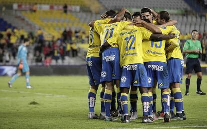 Los jugadores de Las Palmas celebran un gol al Eibar.