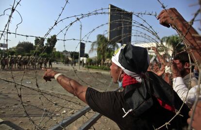 Partidarios del expresidente egipcio Mohamed Morsi increpan a miembros del ejército egipcio en el exterior de la sede de la Guardia Republicana, en El Cairo, 8 de julio de 2013. El presidente interino de Egipto, Adli Mansur, ha formado una comisión judicial para investigar de urgencia los sucesos frente al cuartel general de la Guardia Republicana, en El Cairo, en los que hoy murieron al menos 51 personas.