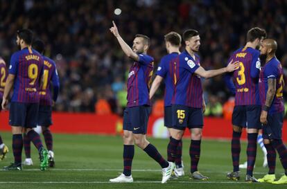 Jordi Alba con sus compañeros, tras marcar el segundo gol del Barça a La Real Sociedad.