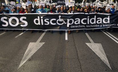 Más de 10.000 personas han recorrido el centro de Madrid, hasta la Plaza de Colón en protesta, entre otras cosas, por el cierre de centros de atención a discapacitados y los impagos de las administraciones locales