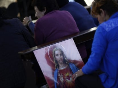 Una mujer reza en la iglesia de la Virgen de Caacupé, Buenos Aires.