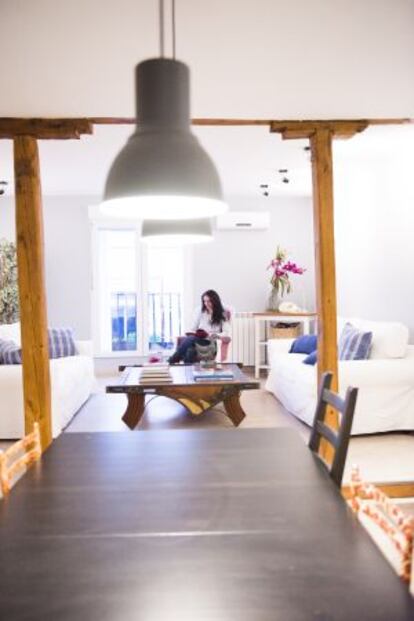 Una propietaria en su piso de Madrid, en alquiler a través de Airbnb.