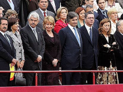 En primer término, y de izquierda a derecha: Pasqual Maragall; Esperanza Aguirre; su marido, Fernando Martínez de Haro; Alberto Ruiz-Gallardón; su esposa, Mar Utrera; Manuel Fraga y Francisco Camps, en una de las tribunas durante el desfile militar en conmemoración de la Fiesta Nacional.