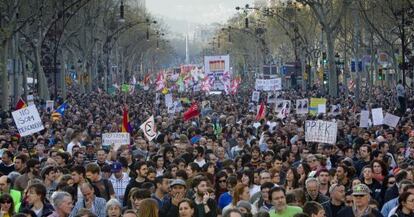 Manifestantes en el paseo de Gr&agrave;cia de Barcelona, el jueves.