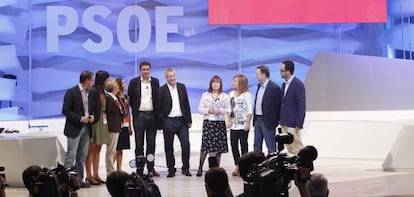 Los organizadores de la conferencia política, en el escenario principal, antes de la inauguración.